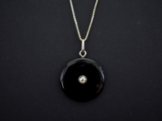 Vente aux enchères Pendentif circulaire de style Art déco en argent et onyx noir, serti e