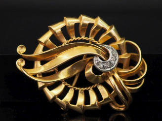 Vente aux enchères Broche ajourée de forme stylisée en platine et or jaune 750, agrémenté