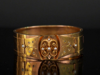 Vente aux enchères Bracelet manchette Napoléon III en or jaune 750, à décor gravé de moti