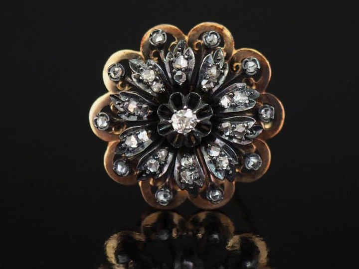Broche Napoléon III en or jaune 750 et argent en forme de fleur, à ser