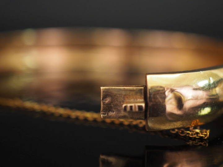 Bracelet jonc Napoléon III en or jaune 750, à décor gravé de branchage