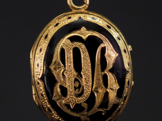 Vente aux enchères Pendentif porte-photo Napoléon III en or jaune 750 et émail noir, à dé