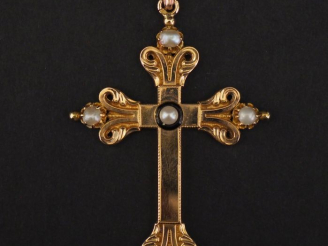 Vente aux enchères Ravissant pendentif en forme de croix en or jaune 750, agrémenté de de