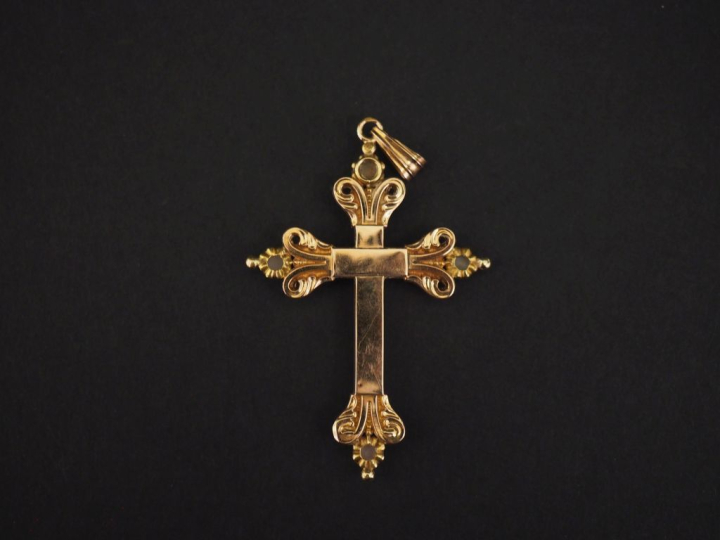 Ravissant pendentif en forme de croix en or jaune 750, agrémenté de de