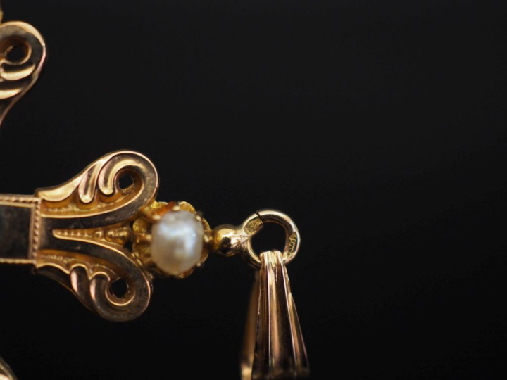 Ravissant pendentif en forme de croix en or jaune 750, agrémenté de de