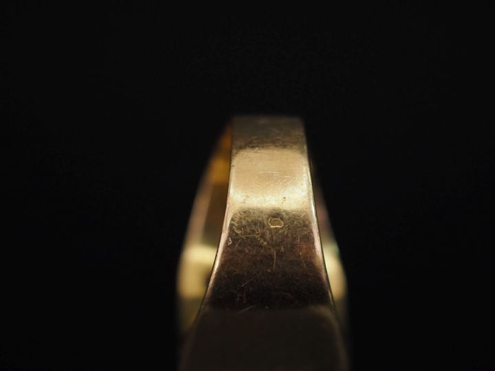 Bague de forme chevalière en or jaune 750, agémentée d'un diamant sert