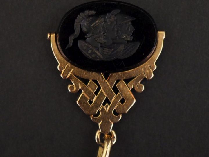 Pendentif en or jaune 750, orné d'une intaille amovible figurant trois