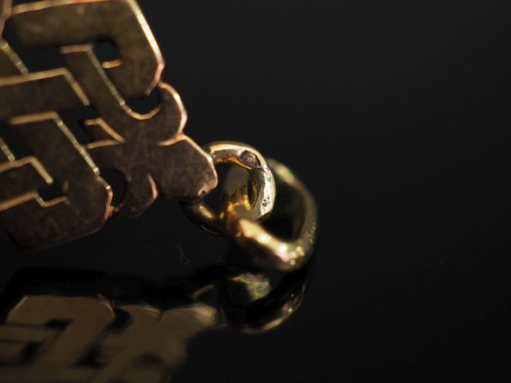 Pendentif en or jaune 750, orné d'une intaille amovible figurant trois