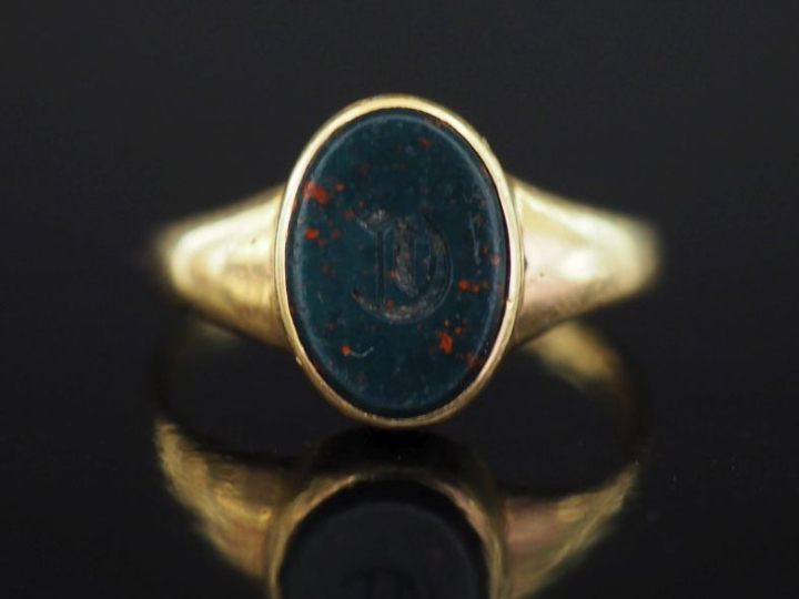 Bague de forme chevalière en or jaune 750, sertie en son centre de jas
