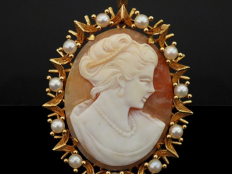 Vente aux enchères Broche/pendentif de forme ovale en or jaune 750, serti en son centre d