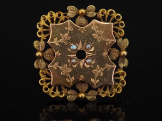 Vente aux enchères Broche Napoléon III en or jaune 750, à décor gravé en son centre de fl