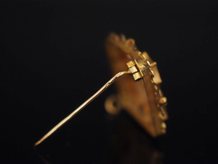 Broche Napoléon III en or jaune 750, à décor gravé en son centre de fl