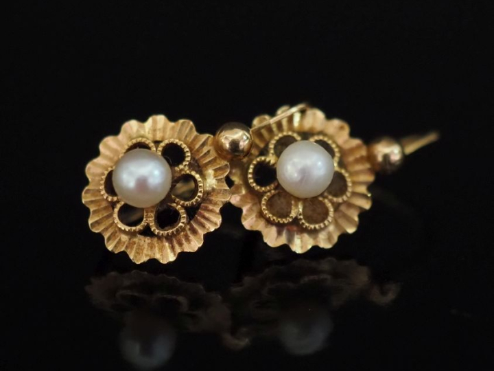 Paire de perces oreilles Napoléon III en or jaune 750, à décor ajouré 