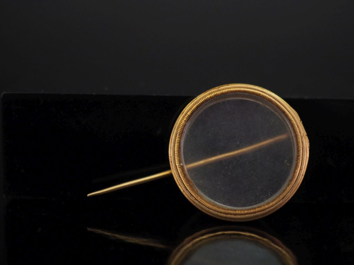 Broche en or jaune 750, et verre. Diam. 2,4 cm Poids tel. 7,56 g   
