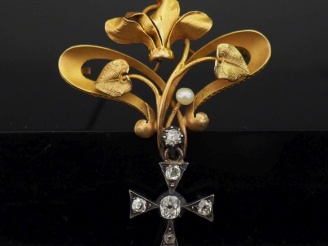 Vente aux enchères Broche de style Art Nouveau en or jaune 750, à décor ajouré d’iris, ag