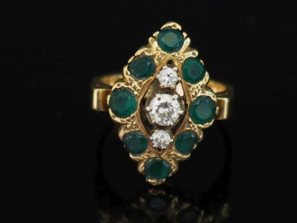 Vente aux enchères Bague de forme marquise en or jaune 750, sertie en son centre de deux 