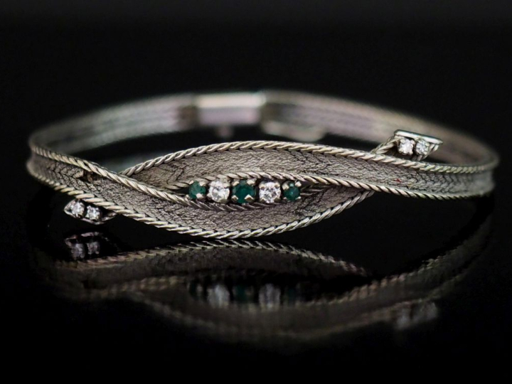 Bracelet souple de forme stylisée en or blanc 750, maille plate tressé