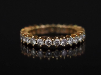 Vente aux enchères Alliance américaine en or jaune 750, sertie de diamants pesant environ