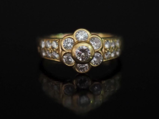 Vente aux enchères Bague jonc en or jaune, à décor en son centre d'un motif de fleur sert