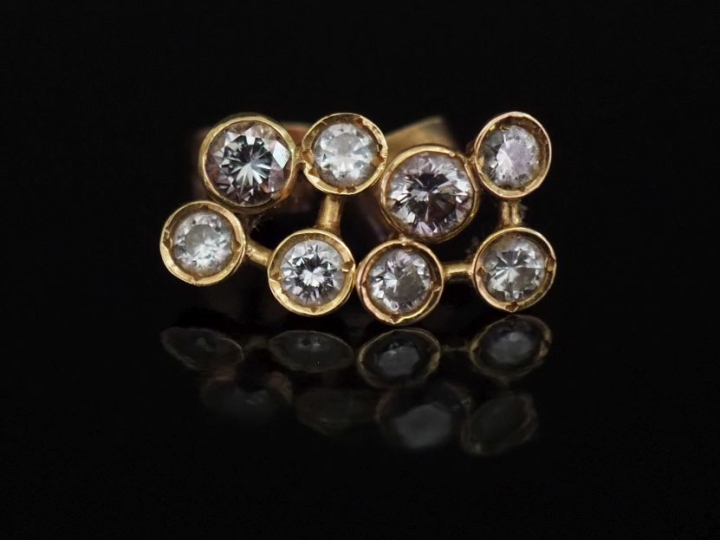 Paire de puces d'oreilles en or jaune 750, ornées de quatre petits dia