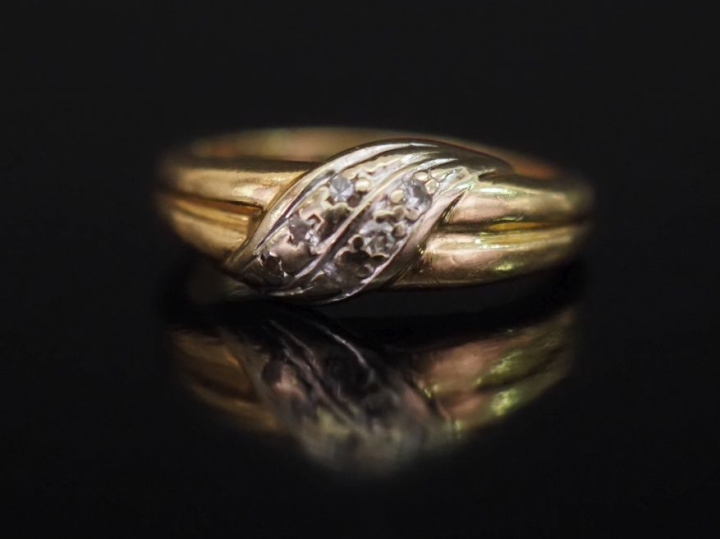 Bague ruban deux tons d'or 750, sertie de six petits éclats de diamant