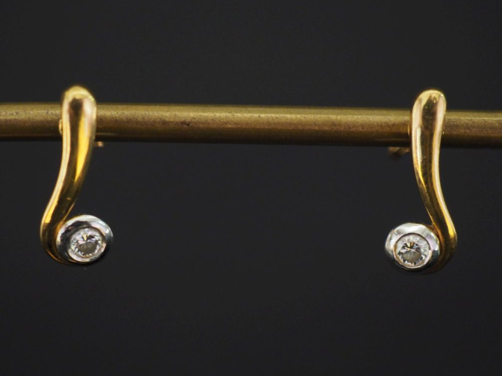 Paire de perces oreilles deux tons d'or 750 de forme mouvementée et se