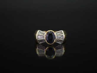 Vente aux enchères Bague nœud en or jaune 750, sertie en son centre d'un saphir épaulé de
