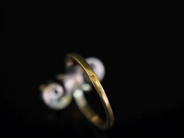 Bague dite "Toi   Moi" en or jaune 750, sertie de deux pierres bleues 