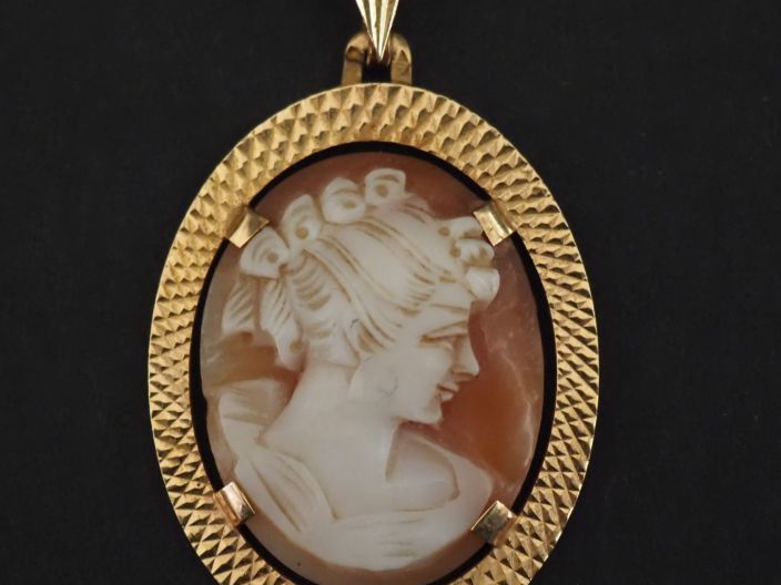 Pendentif de forme ovale en or jaune 750, serti en son centre d'un cam