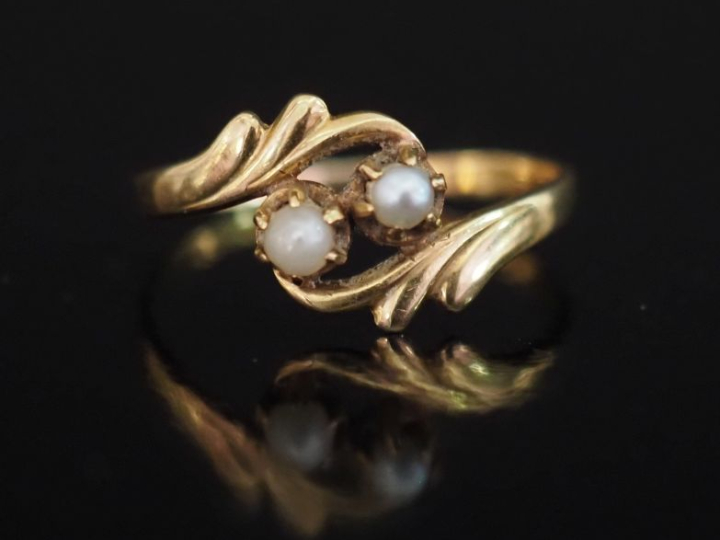 Petite bague de forme mouvementée en or jaune 750, à décor de rinceaux