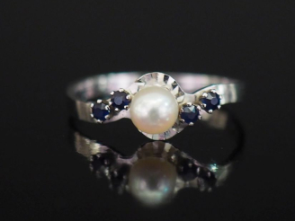 Vente aux enchères Petite bague en or blanc 750, serti en son centre d'une perle blanche 