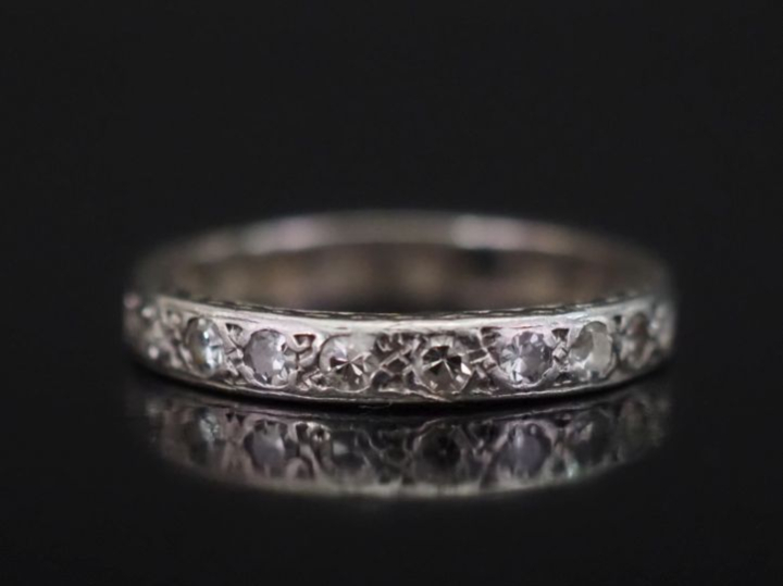 Alliance américaine en or blanc 750, sertie de petits diamants. TDD. 5