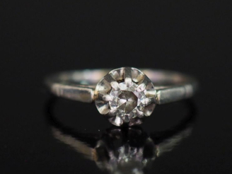 Vente aux enchères 	Bague de forme solitaire en or blanc 750, sertie en son centre d’un d