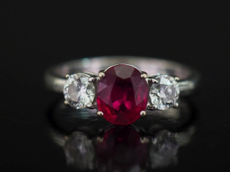 Vente aux enchères DONNA (?) Bague jonc en or blanc 750, sertie en son centre d'un rubis 