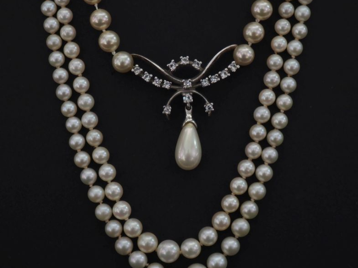 Ensemble comprenant :  - un collier de perles blanches double rangs di