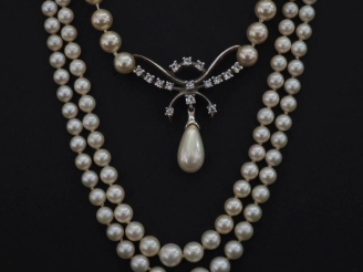 Vente aux enchères Ensemble comprenant :  - un collier de perles blanches double rangs di