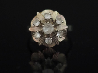 Vente aux enchères Bague en or blanc 750, sertie de pierres à l'imitation du diamant.  TD