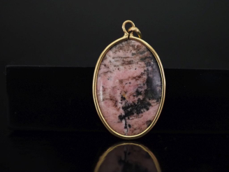 Vente aux enchères Pendentif de forme ovale en or jaune 750, sertie en son centre d'une p