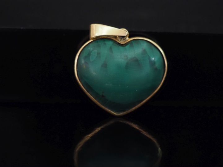 Pendentif en forme de cœur or jaune 750, serti de malachite. 2 x 2,5 c