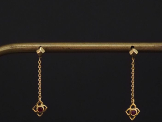 Vente aux enchères Paire de perces oreilles en or jaune 750, agrémentés d'une pendeloque 