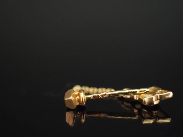 Paire de perces oreilles en or jaune 750, agrémentés d'une pendeloque 