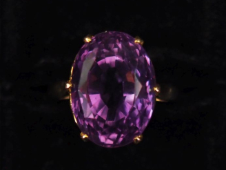 Vente aux enchères Bague en or jaune 750, sertie d'une verroterie mauve.  Jolie monture a