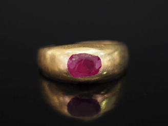 Vente aux enchères Bague jonc en or jaune 750, sertie en son centre d'une pierre rose.  P