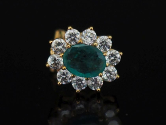 Vente aux enchères Perce oreille en forme de marguerite en or jaune 750, sertie en son ce