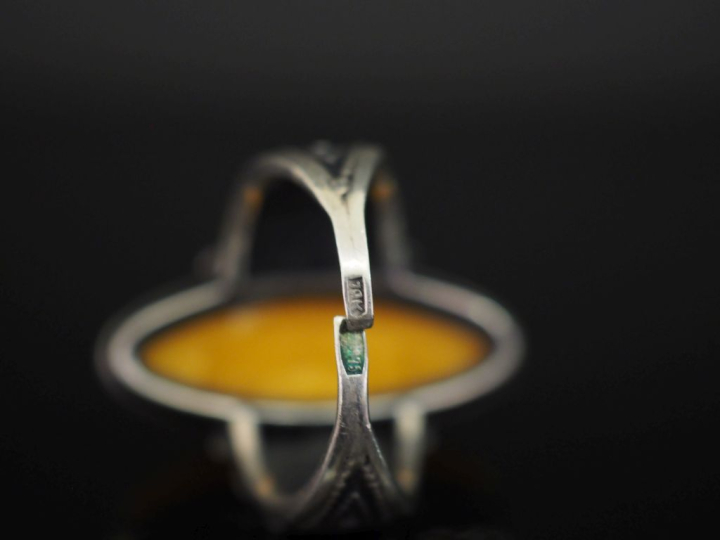 Bague dôme en argent étranger, à décor ajouré d'enroulements et sertie