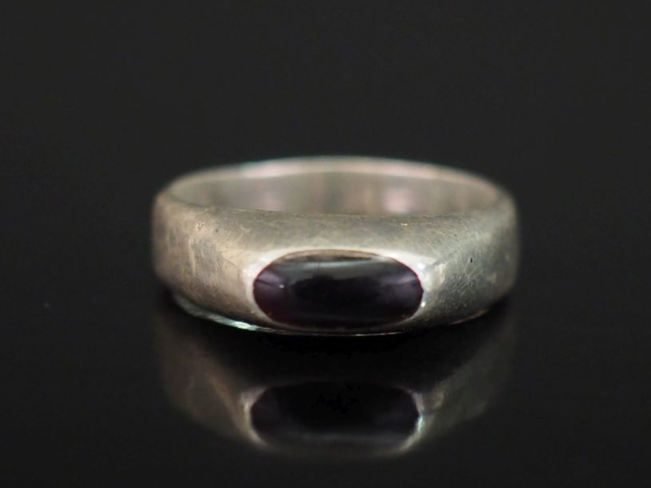 Petite bague de forme chevalière en argent et émail noir. TDD. 54 Poid