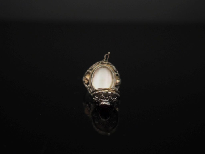 Amusante bague dite "Poison" de style Afrique du Nord en argent, serti