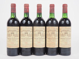 Vente aux enchères 5 BOUTEILLES CHÂTEAU LA LAGUNE GCC HAUT MEDOC - 1982 - 2 BG/3 LB