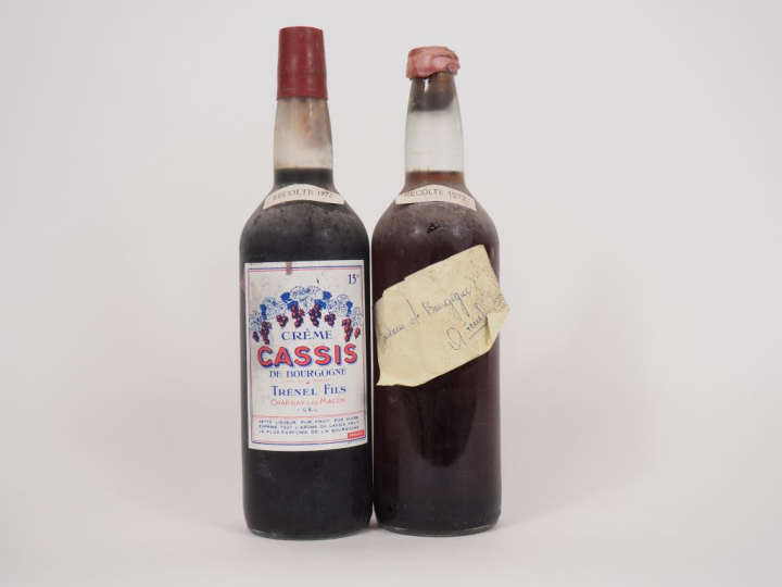 2 BOUTEILLES 1972 : 1 FRAMBOISE DE BOURGOGNE ETIQUETTE MANUSCRITE/1 CR