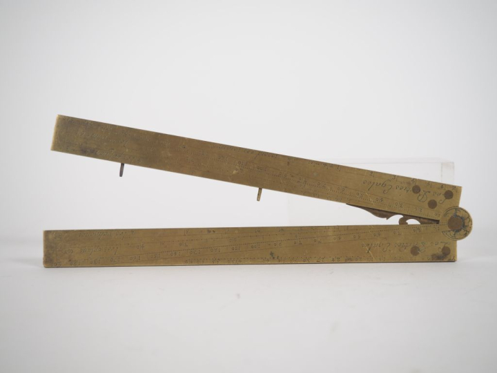 Compas de proportion en laiton, signé LANGLOIS à Paris. L. 33,5 cm.